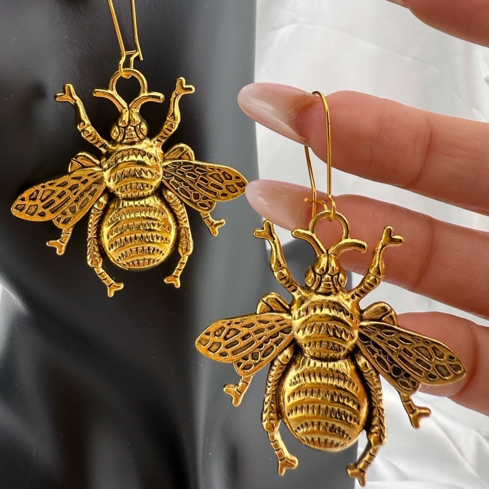 New! 🎁 Gold Honey bee vintage color Dangle Earrings - Picture 3 of 10